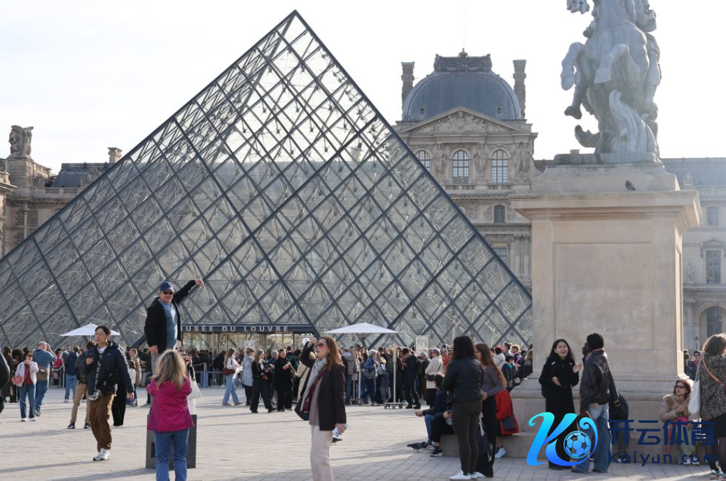2025年10月22日，在法国巴黎，多数搭客连合在卢浮宫博物馆的玻璃金字塔进口前。图源：新华社