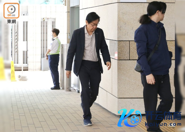 黄百鸣（左）9日步入法庭。图源：香港东网